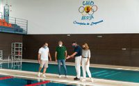 José Alberto Armijo visita la piscina climatizada de Nerja