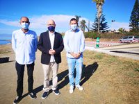 Ariza, García y Gómez visitan la zona del futuro acceso peatonal a la playa de Benajarafe