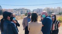 El alcalde de Rincón de la Victoria y la delegada de Empleo de la Junta de Andalucía visitan uno de los posibles espacios donde irá ubicada la oficina del SEPE