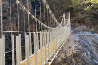 Puente colgante situado en la ruta 'El Saltillo' en Canillas de Aceituno - Agromagazine