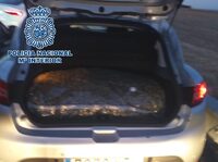 Coche intervenido con parte de la droga incautada / Policía Nacional