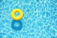 Imagen de archivo de un flotador en una piscina