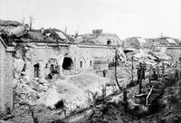 Opevnění pevnosti těžce poničené bombardováním v roce 1915