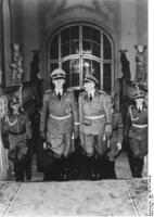 Reinhard Heydrich (zemřel po atentátu 4. června 1942) a Karl Hermann Frank (velitel říšské policie, za vyhlazení Lidic oběšen v roce 1946 na Pankráci)