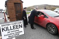 Egy brexitellenes demonstráción a résztvevők régi határőröknek öltözve állították meg az autóforgalmat az ír-északír határon 2019-benPeter Morrison/Copyright 2019 The Associated Press. All rights reserved.