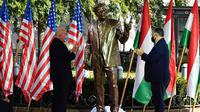 Orbán Viktor miniszterelnök (j) és David Cornstein amerikai nagykövet (b) a Bush-szobor avatásán, a Szabadság téren - Szerzői jogok MTI/Máthé