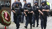 Koszorú és fegyveres rendőrök a bécsi terrortámadás másnapján - Szerzői jogok Ronald Zak/AP