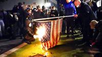 Az amerikai zászlót is elégették a portlandi tüntetésen - Szerzői jogok Marcio Jose Sanchez/AP