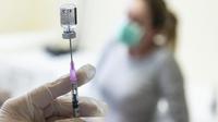 A Pfizer-BioNTech koronavírus elleni vakcinája fecskendőben előkészítve az oltáshoz a nyíregyházi Szabolcs-Szatmár-Bereg Megyei Jósa András Oktatókórházba 2021. január 24-én. - Szerzői jogok MTI/Balázs Attila