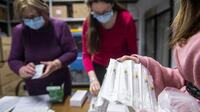 A Pfizer-BioNTech koronavírus elleni vakcináját készítik elő a háziorvosoknak Kecskeméten, a Bács-Kiskun Megyei Kormányhivatal Népegészségügyi Főosztályán. - Szerzői jogok Ujvári Sándor/MTVA - Médiaszolgáltatás-támogató és Vagyonkezelõ Alap