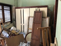 Vaciando un piso que fue habitado por Okupas