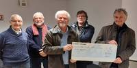 Yves Thomère a remis le chèque au président de la SNSM Thierry Caudal ( à droite) PHOTO PRESSE OCEAN
