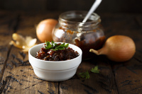 Lilahagymás chutney.