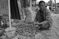 Potatisförsäljare i Lijiang i Yunnan