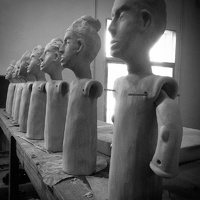 "Aktörerna" före bränning, på tork i studion i Daiosu Cichang (Skulpturfabriken) i Jingdezhen, Kina