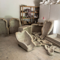 I ateljén i Diaosu Cichang (The Sculpture Factory) i Jingdezhen. Formar i gips