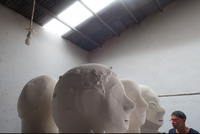 Studio Diaosucichang Jingdezhen 2016. Glaserade huvuden väntar på att brännas.. Photo: Wang Jingxue