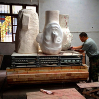 I ateljén i Diaosu Cichang (The Sculpture Factory) in Jingdezhen. Ugnsmäster Zhou (Shifu) packar ugnen