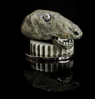 Aktör-hund (#2/19). Glaserat porslin. 15 x 22 x 20 cm. 2019