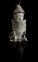 Stilleben. Glaserat porslin. (Aktör #22/13. 50 x 22 x 20 cm (ca)). 2013