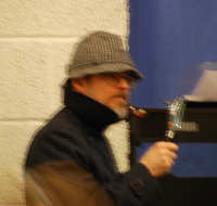 Petrus Jensen på skolebesøk: Utkledd som Sherlock Holmes fanger han elevenes oppmerksomhet fra første sekund! Se uttalelse fra skoler lenger ned på siden.