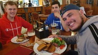 Výhru někteří hráči oslavili ,,tataráčkem" jak je zvykem, Vítězná ,,frčí" na syrovém masu, aby si pak vychutnala i zápasy :)