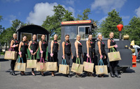 Kake-kaupunkijuna ja finalistit Poroholmassa. Kiitos Arispolle Rakastunut Raumaan -kasseista! https://www.facebook.com/Arispo.paitapuoti