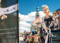 Ulrika on 39. Pitsimissi, juuri sellainen kuin Pitsimissin tulee olla. Kuvassa Cameo Boutiguen ihana mekko ja Kultasepänliike Helkelän korut