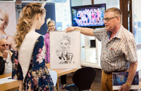 Teuvo Salminen ojentaa karikatyyrin täysin yllätetylle Ulrikalle :)