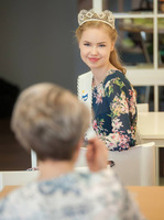 Pitsimissikahvilassa Ulrika jutteli asiakkaiden kanssa, mukavaa oli ja juttua riitti. Ulrikan kaunis kukkamekko oli ihanaa laskeutuvaa iholla hyvältä tuntuvaa kangasta. Sen löytää tietysti Cameo Boutiquesta - siellä on vaikka mitä ihanaa!