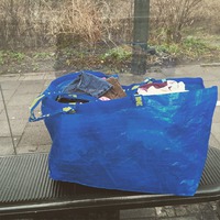 En stor kasse hämtad på Kirseberg, full med bebiskläder och kläder till de gravida kvinnorna.