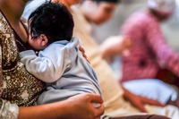 På kvinnohemmet behövs alltid kläder för gravida och nyförlösta, bebisplagg, handdukar och varma filtar. Många av de hjälpsökande kvinnorna kommer akut till Oum El Banine utan någonting med sig.