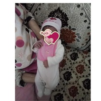 Bebisen som föddes för några dagar sedan är nu på kvinnohemmet tillsammans med sin mamma. På bilden är hon ett dygn gammal.