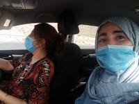 Oum El Banines ordförande Jamila och socialassistenten Fatima i bilen på väg till mödrar och barn med förnödenheter.