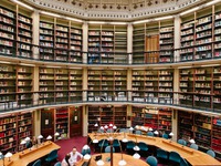 de ronde studeerkamer in de bibliotheek; hieeeer ben ik
