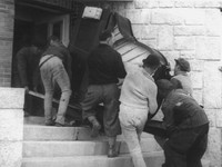 Stěhování piána pro A. Bečváře na Skalnaté pleso v roce 1941.