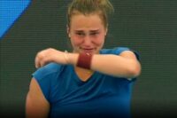 Sabalenková se po prohraném zápase s 93. hráčkou světa rozplakala, protože její tělo jí nedovoluje po očkování hrát vrcholový tenis.