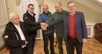 Skupinové foto z podkroví jakési vily nebo hotelu