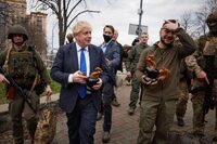 Dózy v podobě kohouta, dary od jisté ukrajinské ženy pro Borise Johnsona a Volodymyra Zelenského