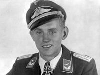 Erich Hartmann je oslavován v českých novinách za jeho loajalitu k Říši a válečné úsilí Luftwaffe na Ukrajině za II. sv. války proti Rudé armádě