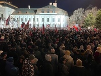 Tisíce demonstrujících v lednu před prezidentským palácem proti americké základě na Slovensku