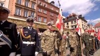 Nastoupené složky všech polských vojenských sil při projevu prezidenta Dudy