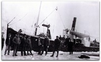 Suldalsvatnet i slutten av 1920-årene. Mennene er i ferd med å skjære is for å holde råken oppe for D/S Suldal. Foto: Ukjent.