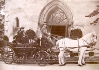 Anders Svelas svartlakkerte landauer ved Stavanger domkirke 5. juni 1925.