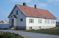 Kyvikhuset Huset ligger ved Frue Kirke og Kyviksmarka på Storhaug. Bildet ble tatt 24. april 1974. Foto: Ommund Lundes lysbildesamling/Stavanger Byarkiv.