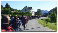Her går vi i rekke og rad mot Sanitas. Foto: Erling Jensen.