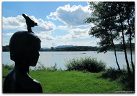 Statuen Årvåken av Hilde Mæhlum skuer ut mot Mosvatnet. Foto: Erling Jensen.