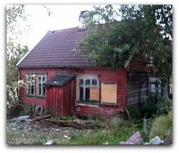 Dette huset sto bak pølseboden. Bildet tok jeg i oktober 2004. Huset ble revet kort tid etter.
