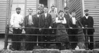Bildet viser arbeidsstokken i 1901 sammen med Thorsens familie.