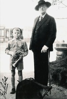 Gudbrand Fossan til venstre sammen med Franz Dørr 17. mai 1946. Foto: Ukjent.